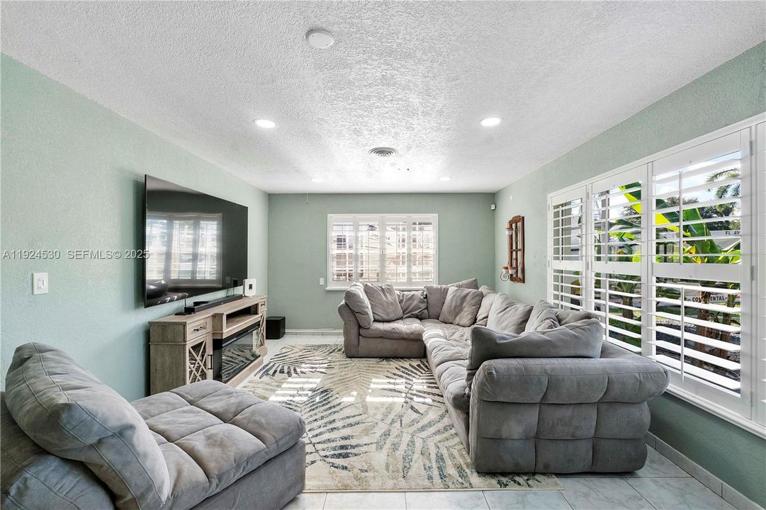 На продажу: $740,000 (3 спален, 2 ванн, 1688 Квадратных фут)