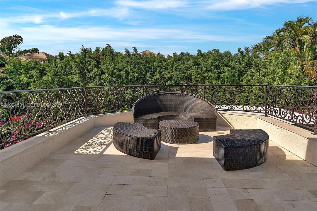 For Sale: $8,000,000 (5 beds, 5 baths, 6099 Square Feet)