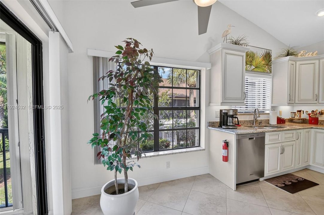 На продажу: $265,000 (3 спален, 2 ванн, 1396 Квадратных фут)