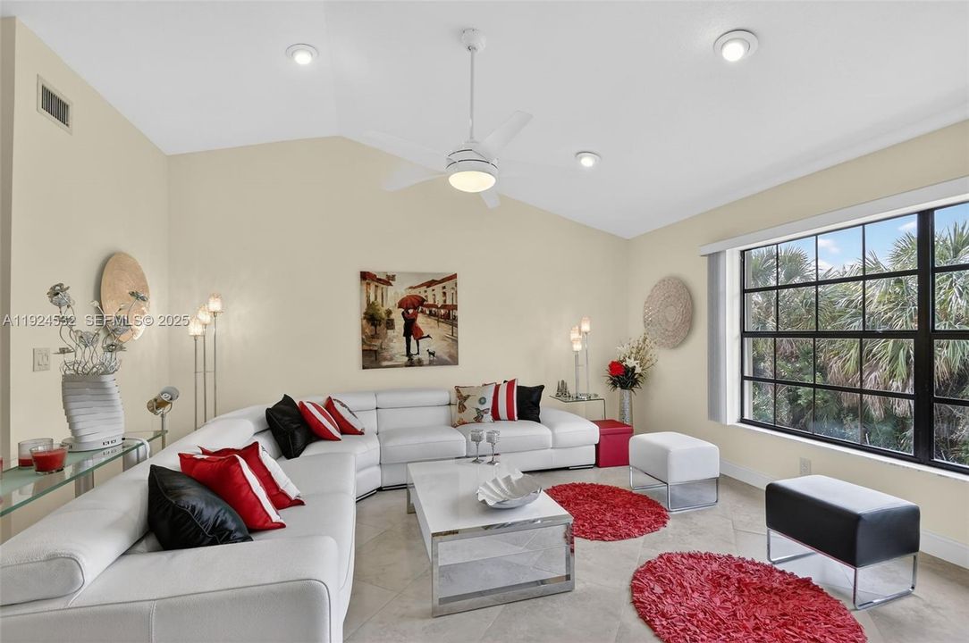 На продажу: $265,000 (3 спален, 2 ванн, 1396 Квадратных фут)