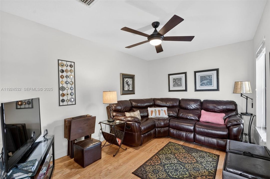 На продажу: $265,000 (3 спален, 2 ванн, 1396 Квадратных фут)