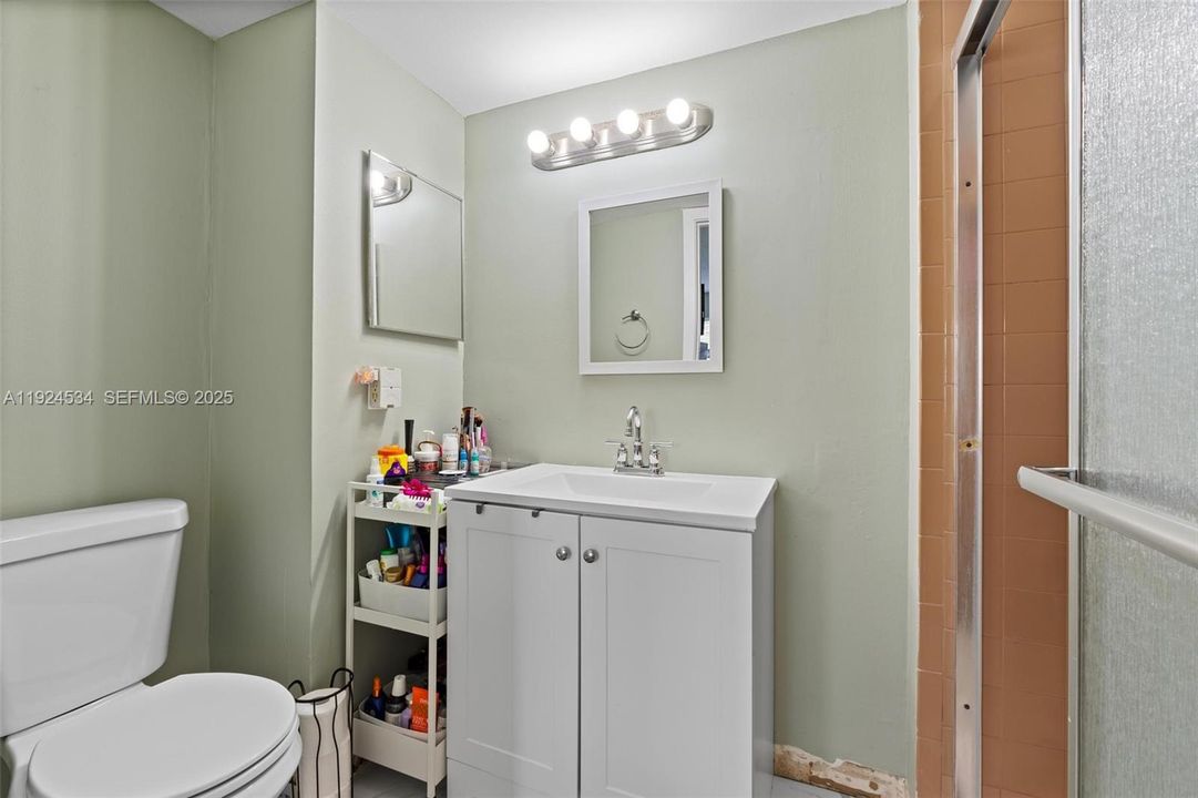 На продажу: $250,000 (2 спален, 2 ванн, 956 Квадратных фут)