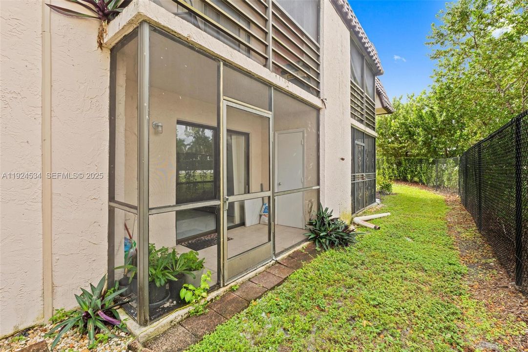 На продажу: $250,000 (2 спален, 2 ванн, 956 Квадратных фут)