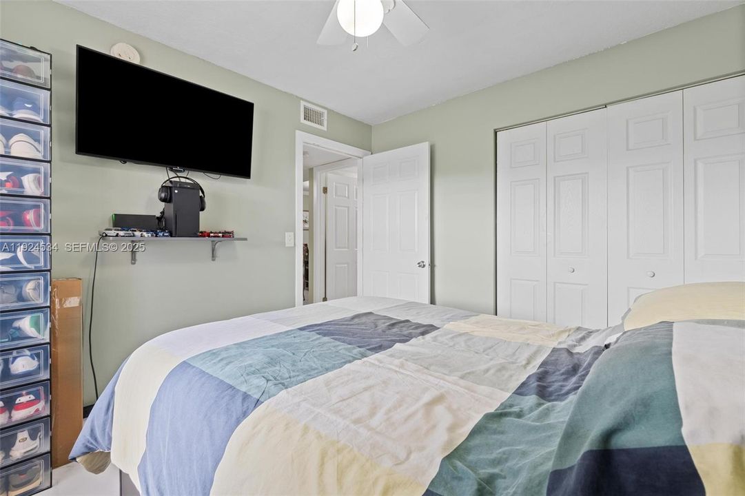 На продажу: $250,000 (2 спален, 2 ванн, 956 Квадратных фут)