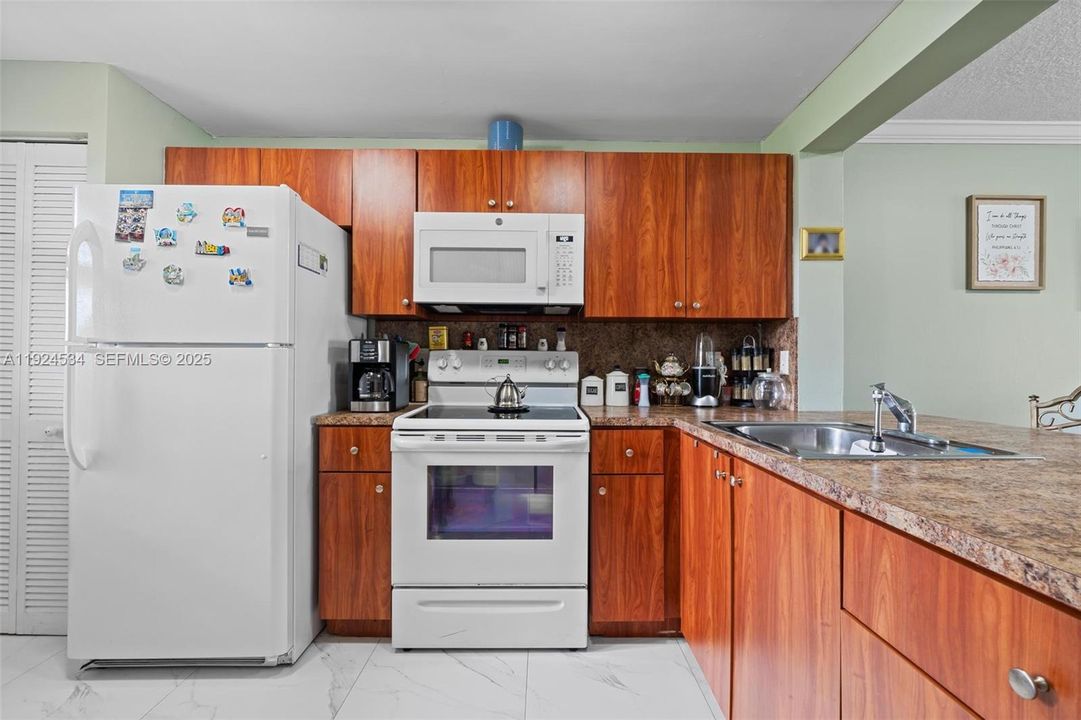 На продажу: $250,000 (2 спален, 2 ванн, 956 Квадратных фут)