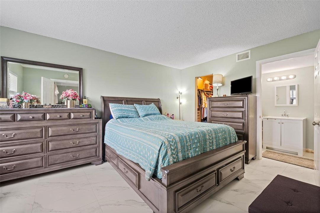 На продажу: $250,000 (2 спален, 2 ванн, 956 Квадратных фут)