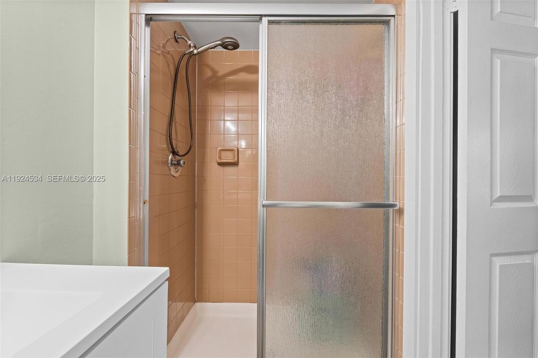 На продажу: $250,000 (2 спален, 2 ванн, 956 Квадратных фут)