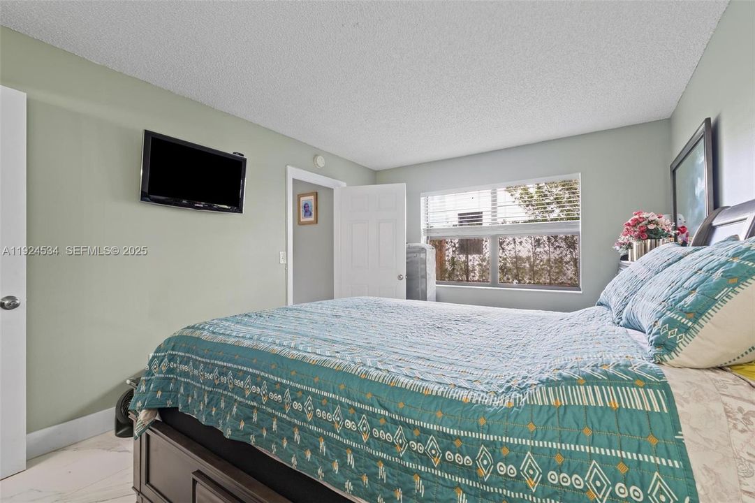 На продажу: $250,000 (2 спален, 2 ванн, 956 Квадратных фут)