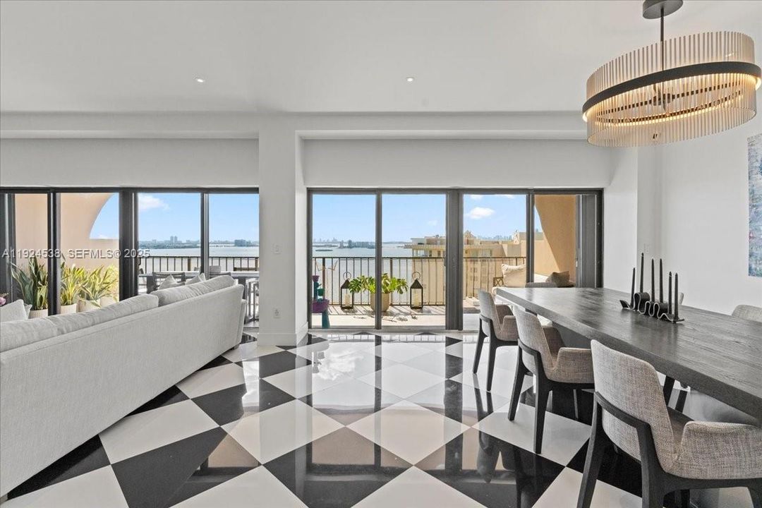 На продажу: $570,000 (2 спален, 3 ванн, 1950 Квадратных фут)