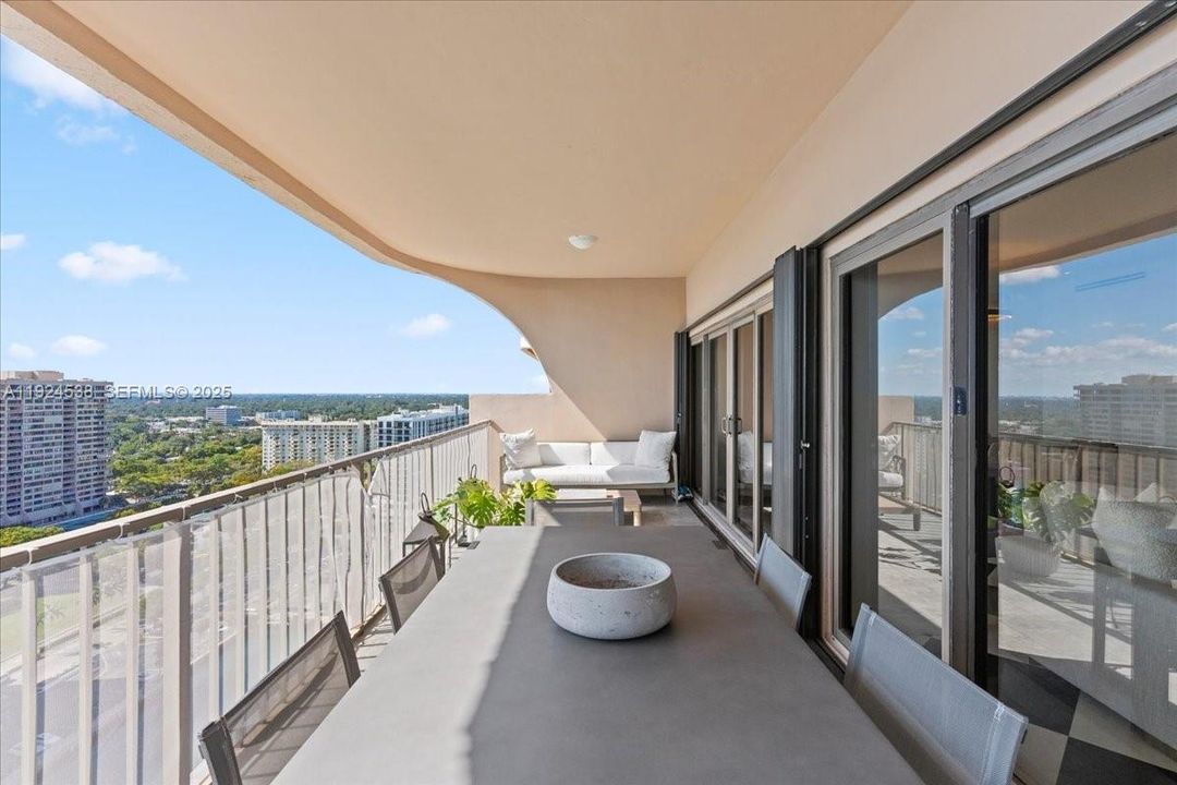 На продажу: $570,000 (2 спален, 3 ванн, 1950 Квадратных фут)