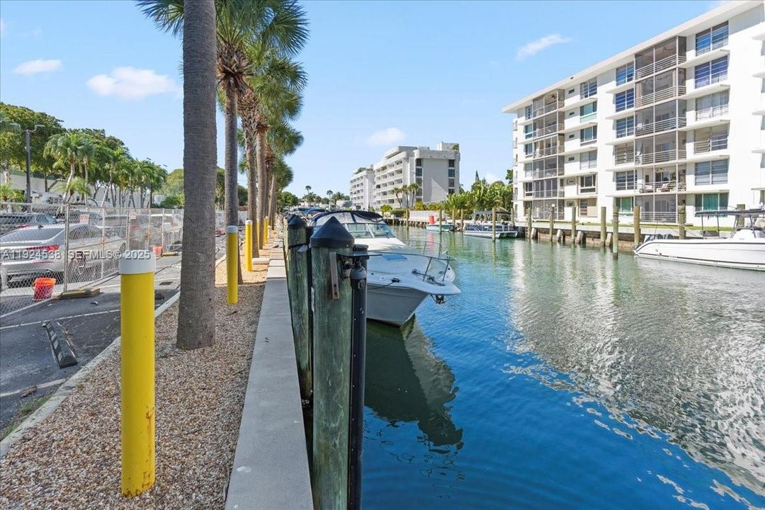 На продажу: $570,000 (2 спален, 3 ванн, 1950 Квадратных фут)