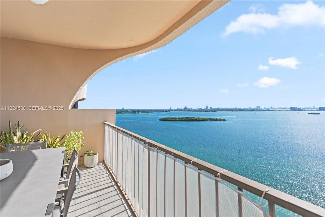 На продажу: $570,000 (2 спален, 3 ванн, 1950 Квадратных фут)