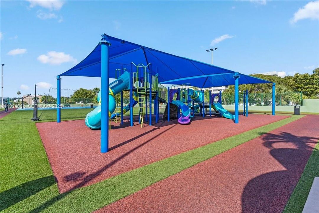 На продажу: $570,000 (2 спален, 3 ванн, 1950 Квадратных фут)