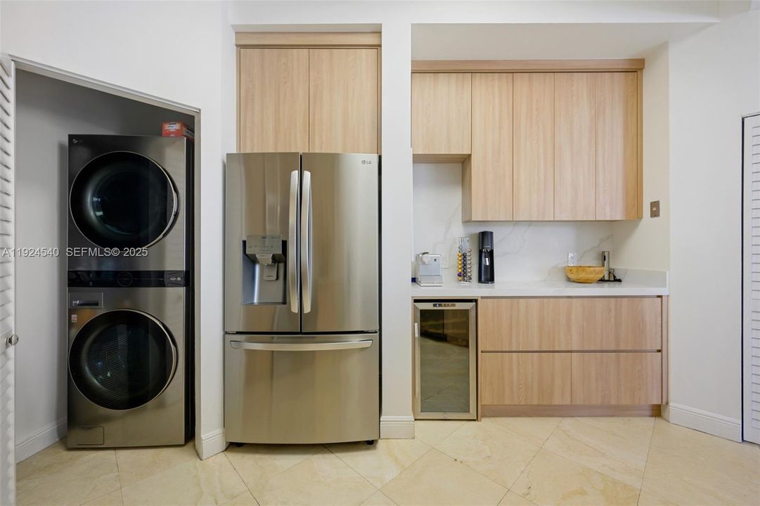 For Sale: $865,000 (2 beds, 2 baths, 1300 Square Feet)