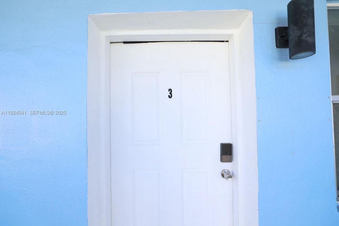 出租: $1,875 (2 贝兹, 1 浴室, 800 平方英尺)