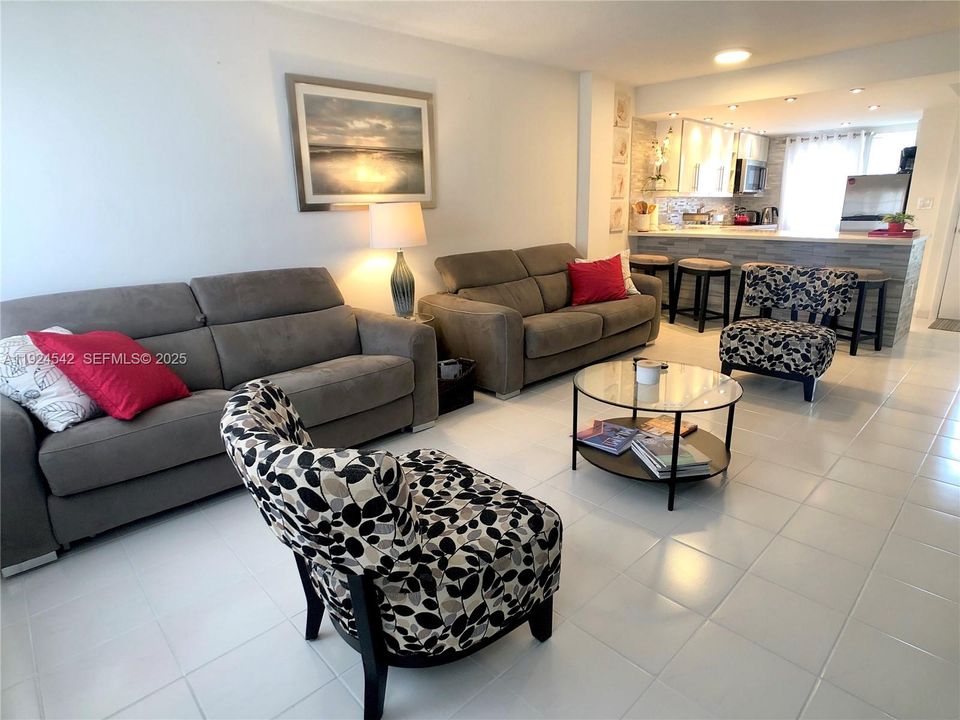 For Rent: $2,150 (1 beds, 1 baths, 700 Square Feet)