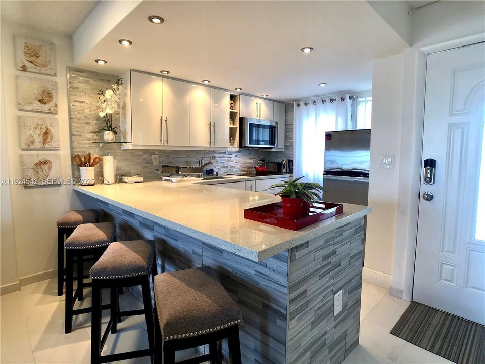 For Rent: $2,150 (1 beds, 1 baths, 700 Square Feet)