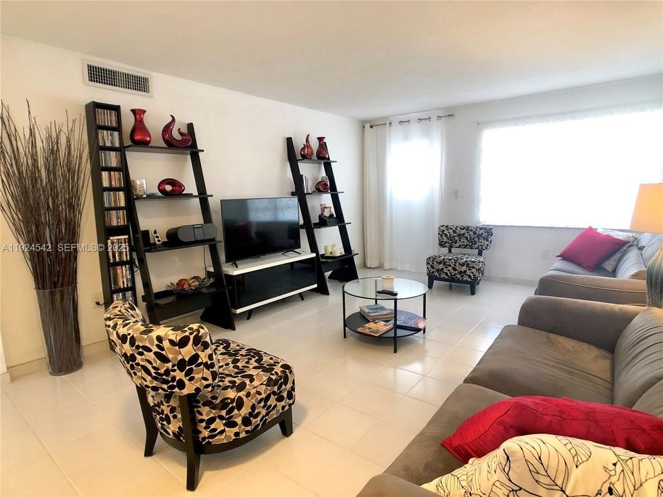 For Rent: $2,150 (1 beds, 1 baths, 700 Square Feet)