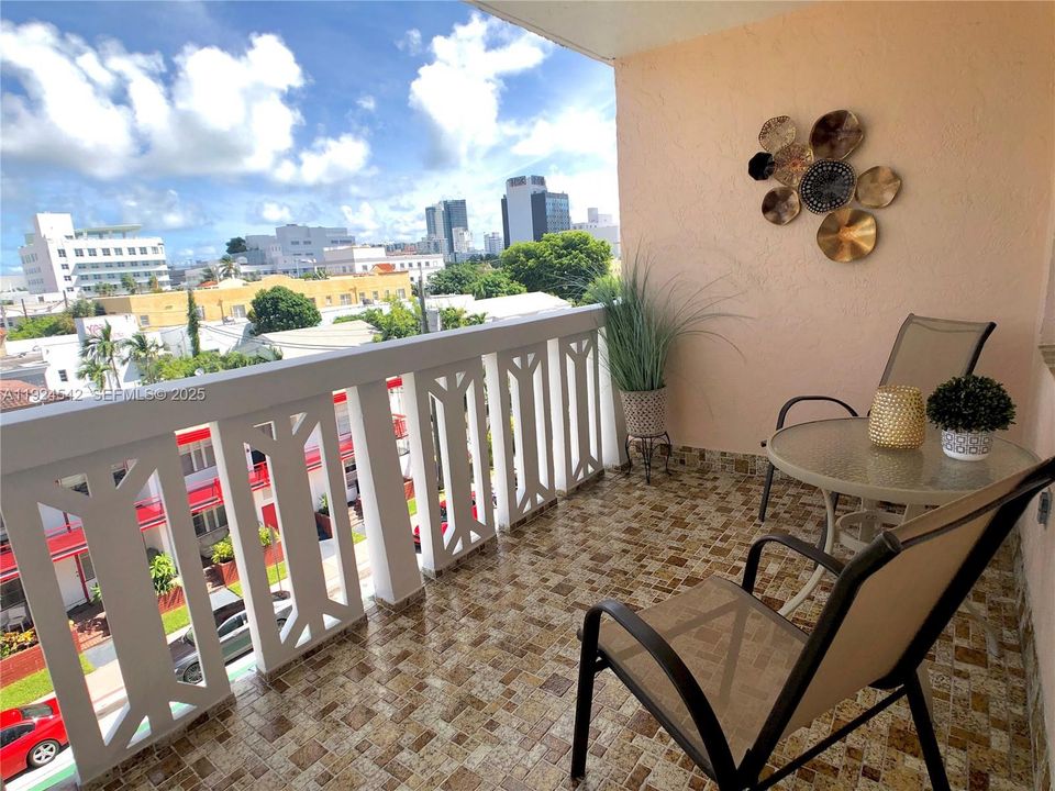 For Rent: $2,150 (1 beds, 1 baths, 700 Square Feet)