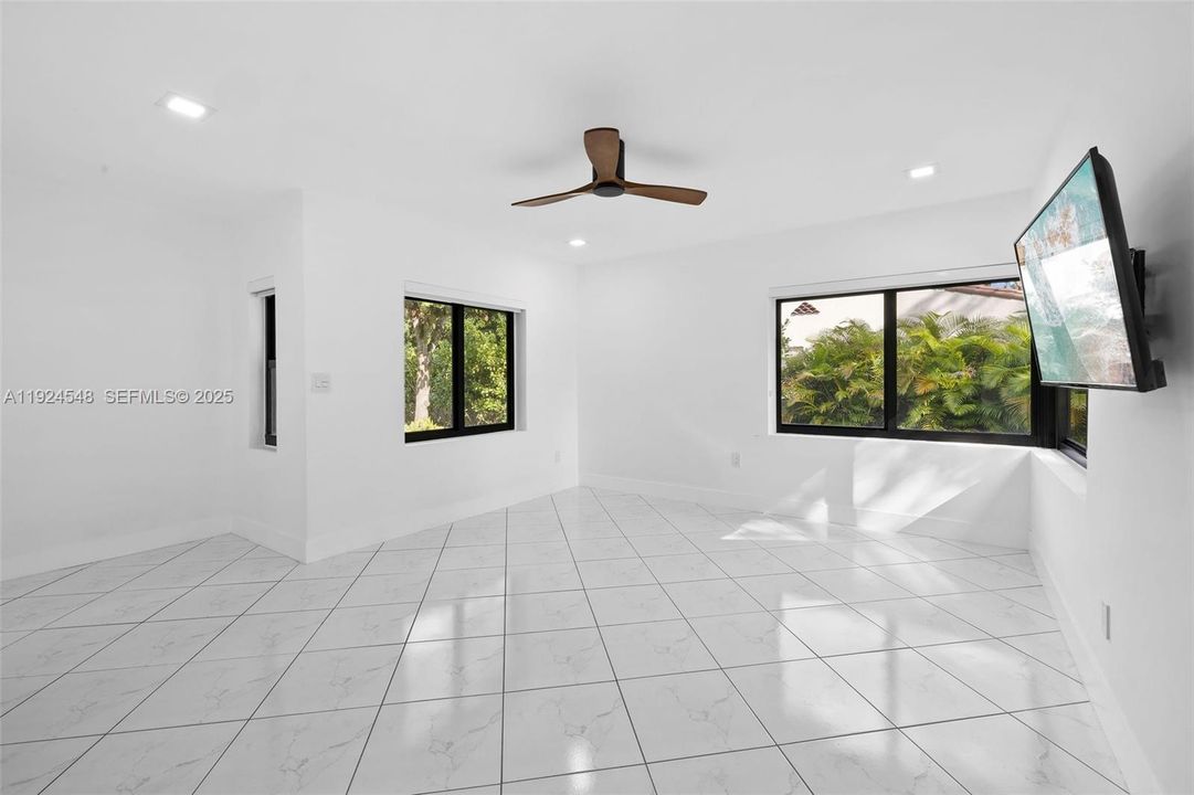 For Rent: $12,500 (3 beds, 3 baths, 2700 Square Feet)