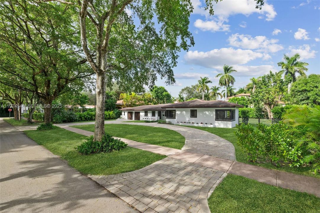 For Rent: $12,500 (3 beds, 3 baths, 2700 Square Feet)