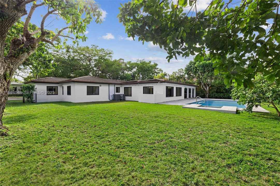 For Rent: $12,500 (3 beds, 3 baths, 2700 Square Feet)