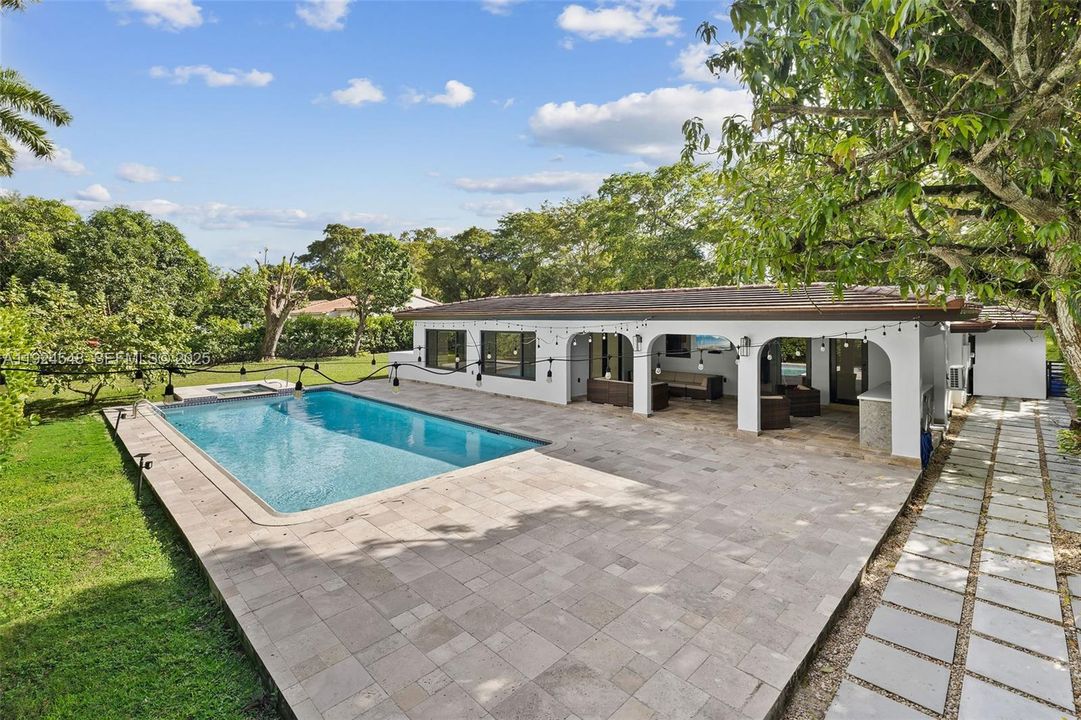 For Rent: $12,500 (3 beds, 3 baths, 2700 Square Feet)