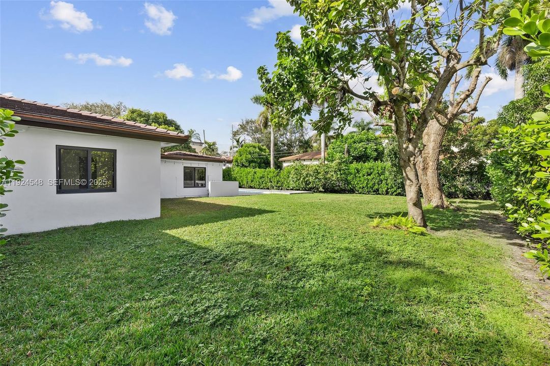 For Rent: $12,500 (3 beds, 3 baths, 2700 Square Feet)