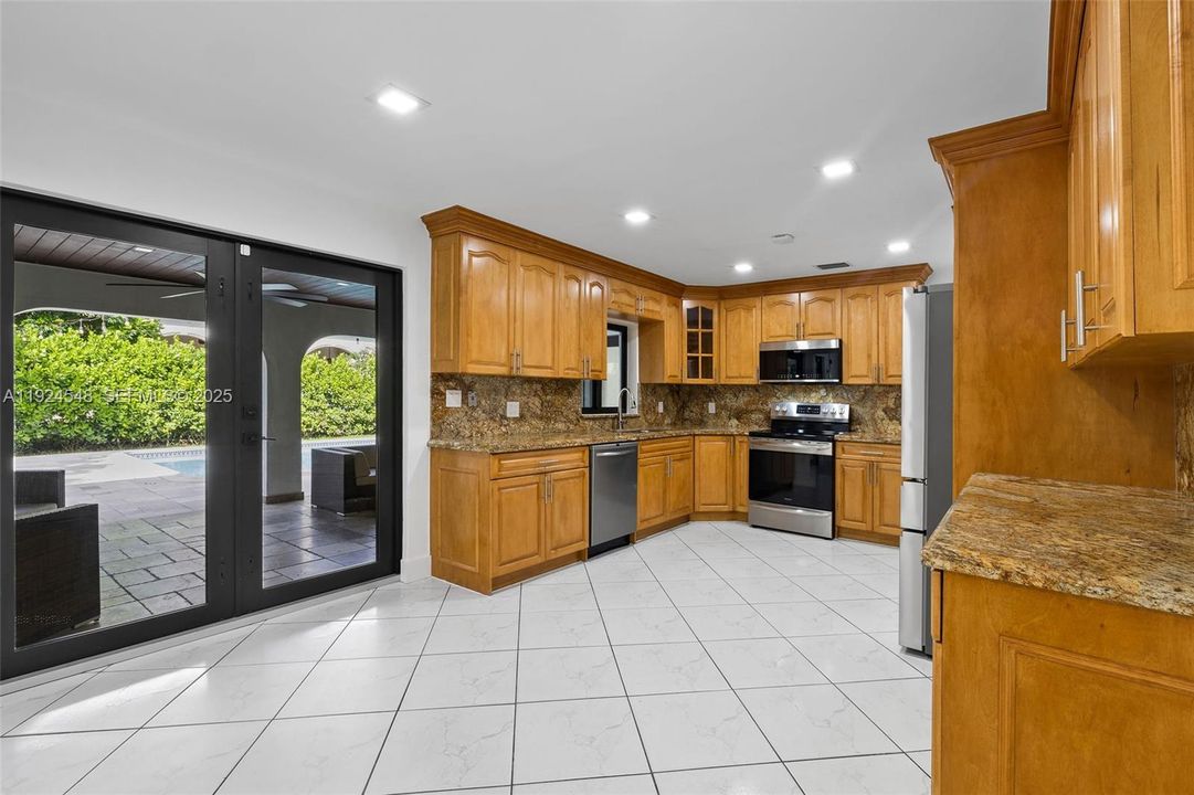 For Rent: $12,500 (3 beds, 3 baths, 2700 Square Feet)