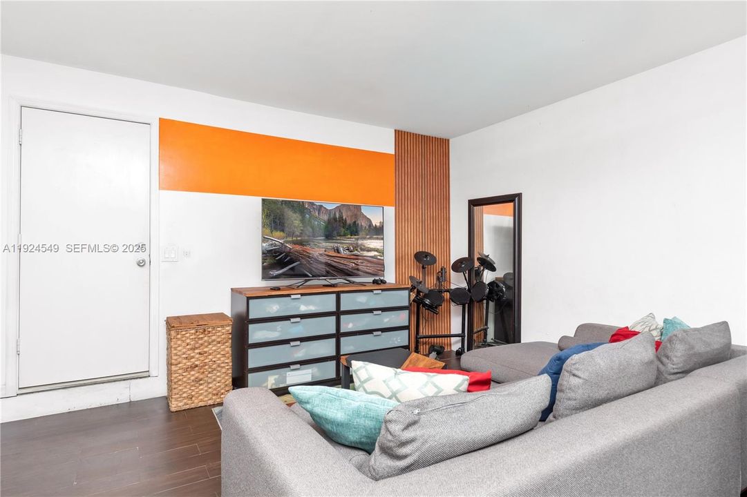 En Venta: $839,000 (4 camas, 2 baños, 1973 Pies cuadrados)