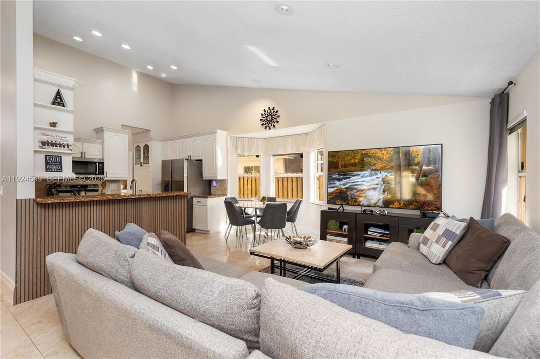 En Venta: $839,000 (4 camas, 2 baños, 1973 Pies cuadrados)