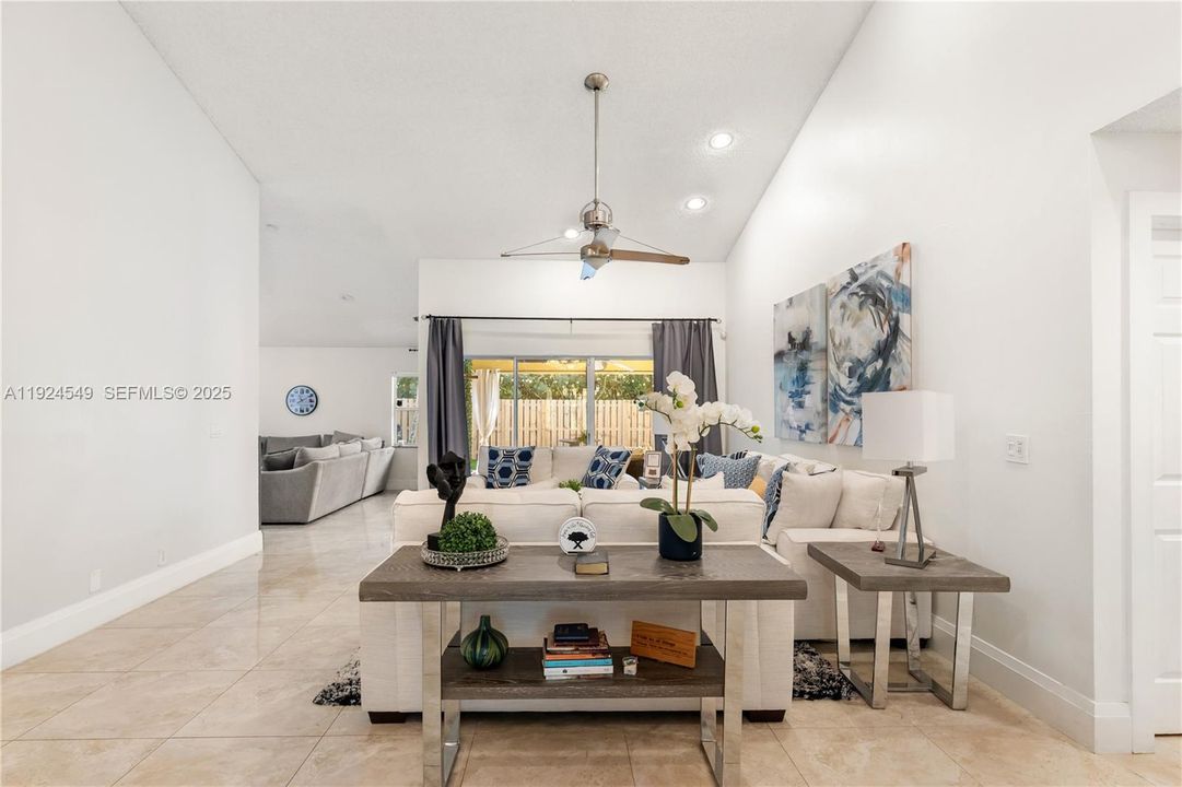 En Venta: $839,000 (4 camas, 2 baños, 1973 Pies cuadrados)