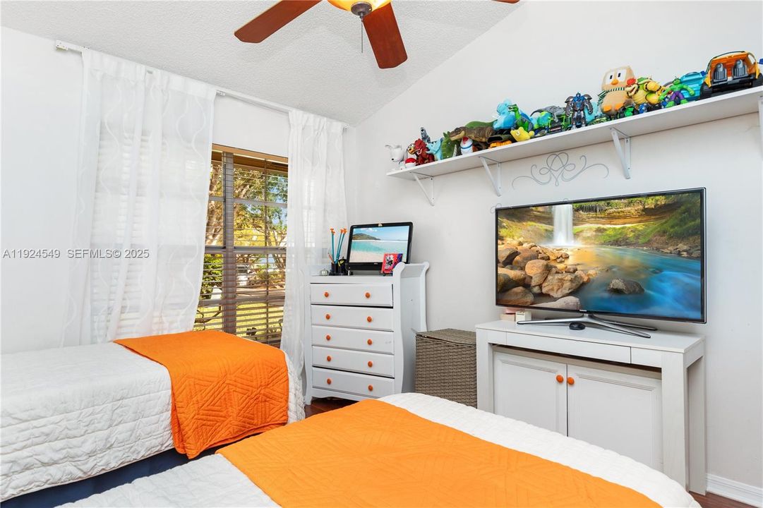 En Venta: $839,000 (4 camas, 2 baños, 1973 Pies cuadrados)