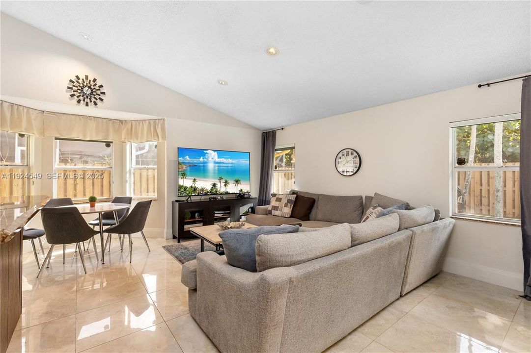 En Venta: $839,000 (4 camas, 2 baños, 1973 Pies cuadrados)