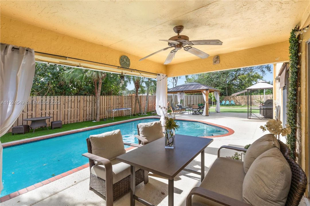 En Venta: $839,000 (4 camas, 2 baños, 1973 Pies cuadrados)