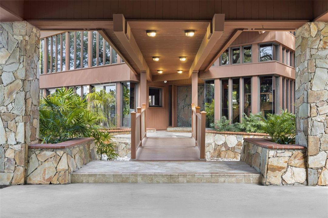 For Sale: $3,250,000 (3 beds, 3 baths, 4318 Square Feet)