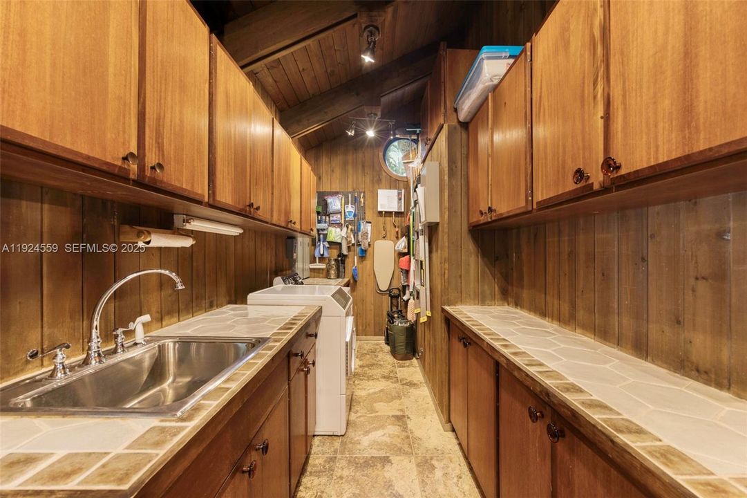 For Sale: $3,250,000 (3 beds, 3 baths, 4318 Square Feet)