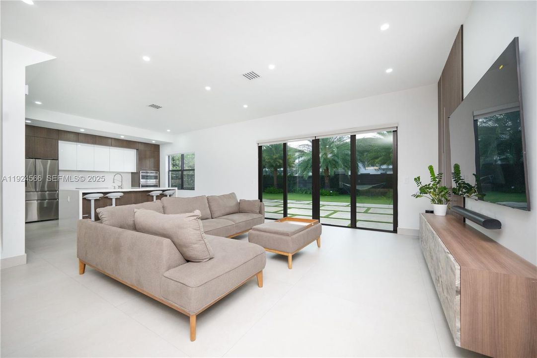 For Rent: $6,500 (5 beds, 3 baths, 2582 Square Feet)