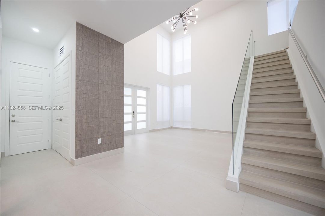 For Rent: $6,500 (5 beds, 3 baths, 2582 Square Feet)