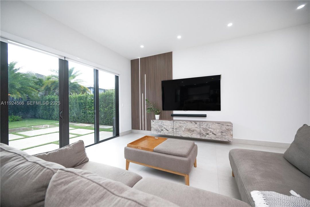 For Rent: $6,500 (5 beds, 3 baths, 2582 Square Feet)