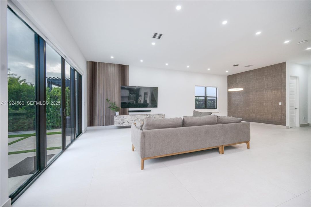 For Rent: $6,500 (5 beds, 3 baths, 2582 Square Feet)