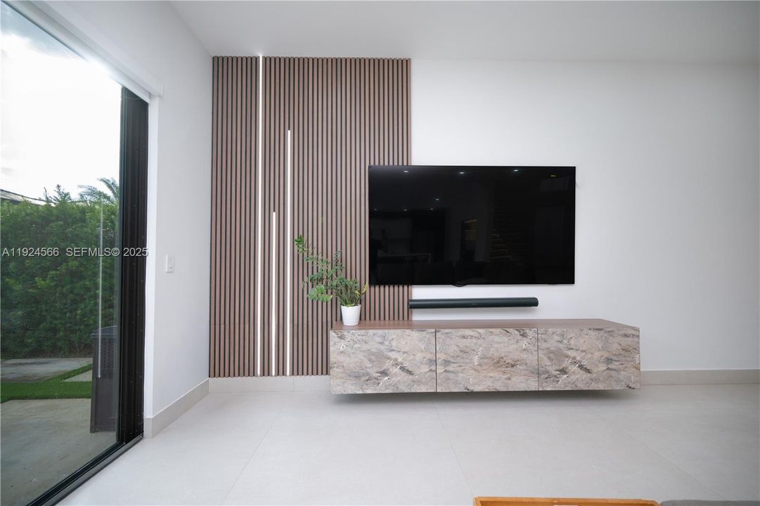 For Rent: $6,500 (5 beds, 3 baths, 2582 Square Feet)