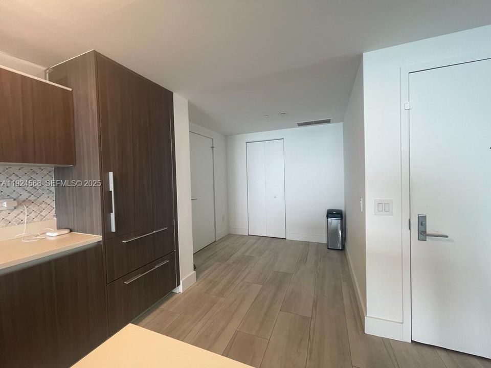 出租: $5,300 (1 贝兹, 1 浴室, 959 平方英尺)