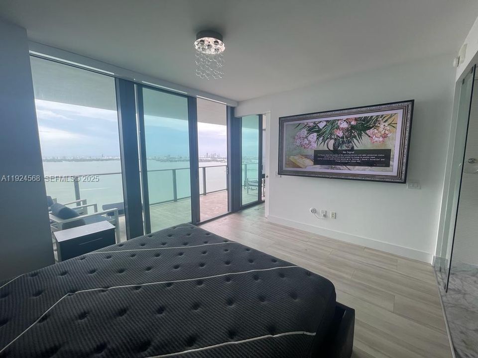 出租: $5,300 (1 贝兹, 1 浴室, 959 平方英尺)