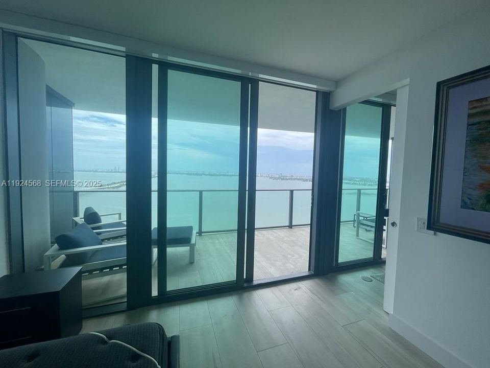 出租: $5,300 (1 贝兹, 1 浴室, 959 平方英尺)