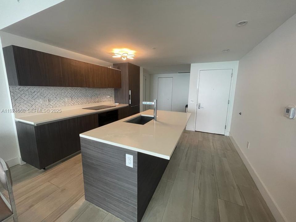 出租: $5,300 (1 贝兹, 1 浴室, 959 平方英尺)