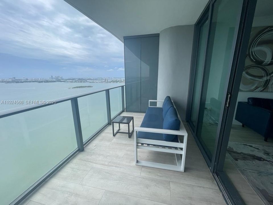 出租: $5,300 (1 贝兹, 1 浴室, 959 平方英尺)