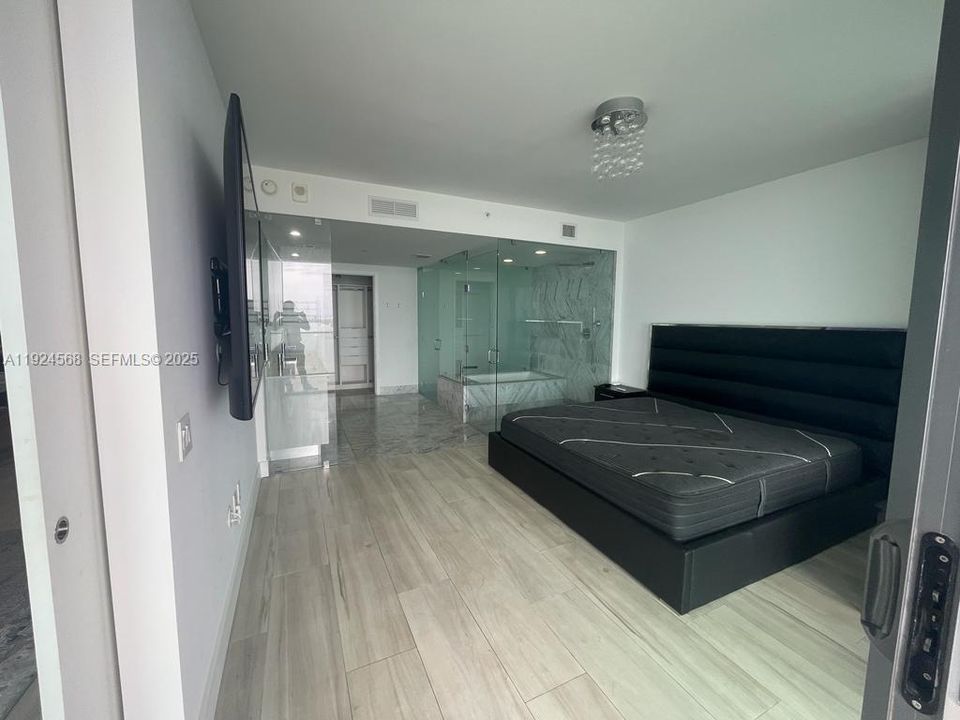 出租: $5,300 (1 贝兹, 1 浴室, 959 平方英尺)