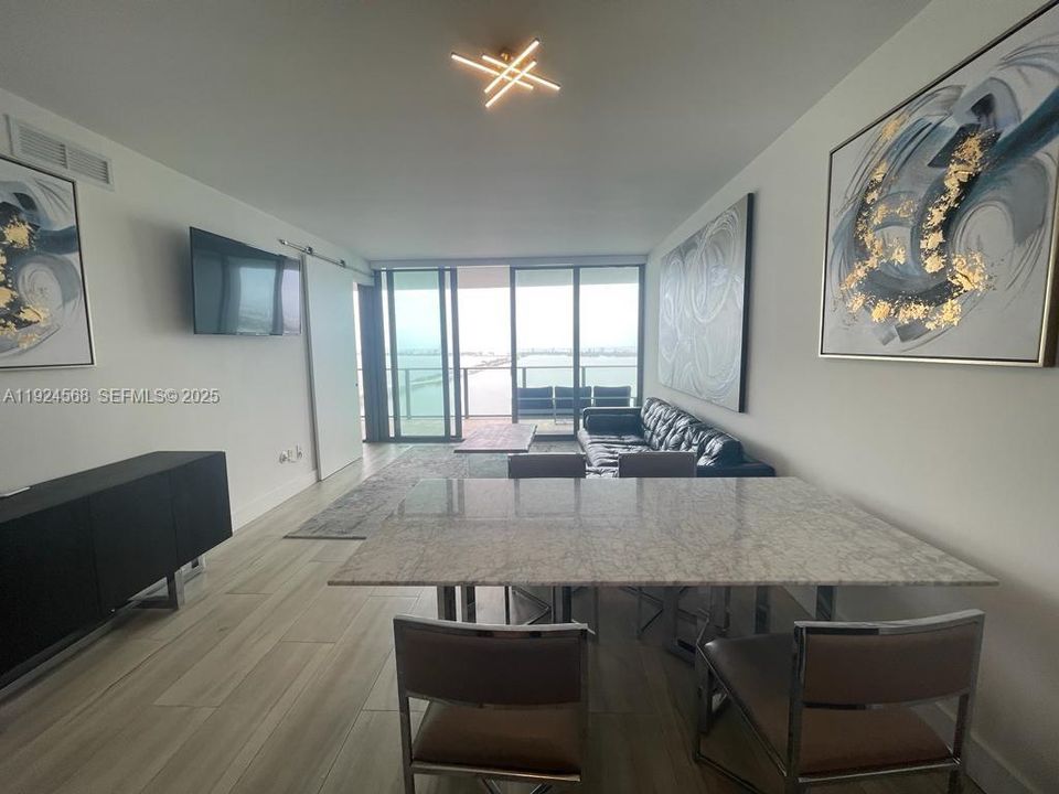 出租: $5,300 (1 贝兹, 1 浴室, 959 平方英尺)