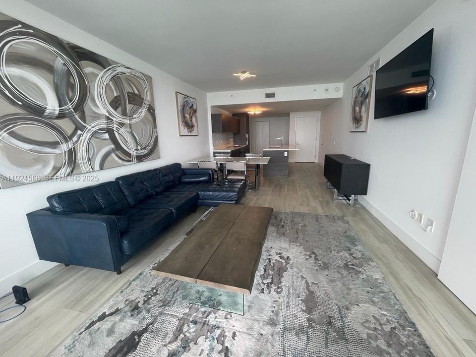 出租: $5,300 (1 贝兹, 1 浴室, 959 平方英尺)